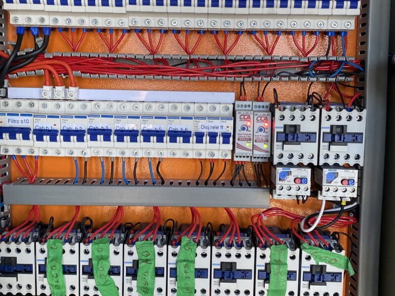 Eletricista profissional há 20 anos